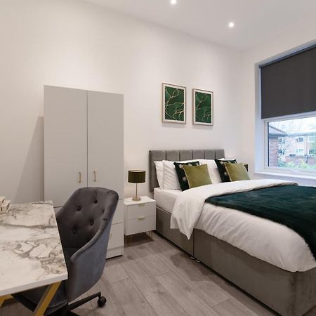 Fantastic New, London Apartment 3 Bed 1 Bath & Parking Whetstone 외부 사진