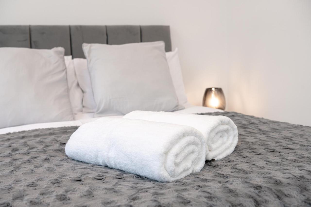 Fantastic New, London Apartment 3 Bed 1 Bath & Parking Whetstone 외부 사진