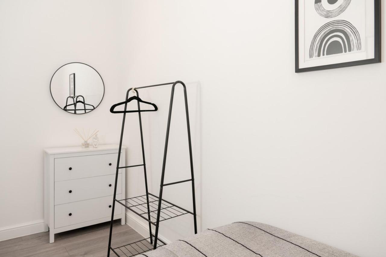 Fantastic New, London Apartment 3 Bed 1 Bath & Parking Whetstone 외부 사진