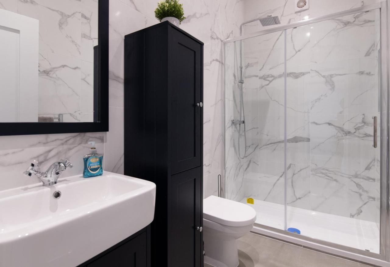 Fantastic New, London Apartment 3 Bed 1 Bath & Parking Whetstone 외부 사진