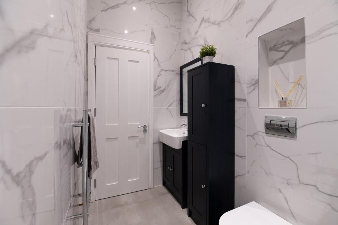 Fantastic New, London Apartment 3 Bed 1 Bath & Parking Whetstone 외부 사진