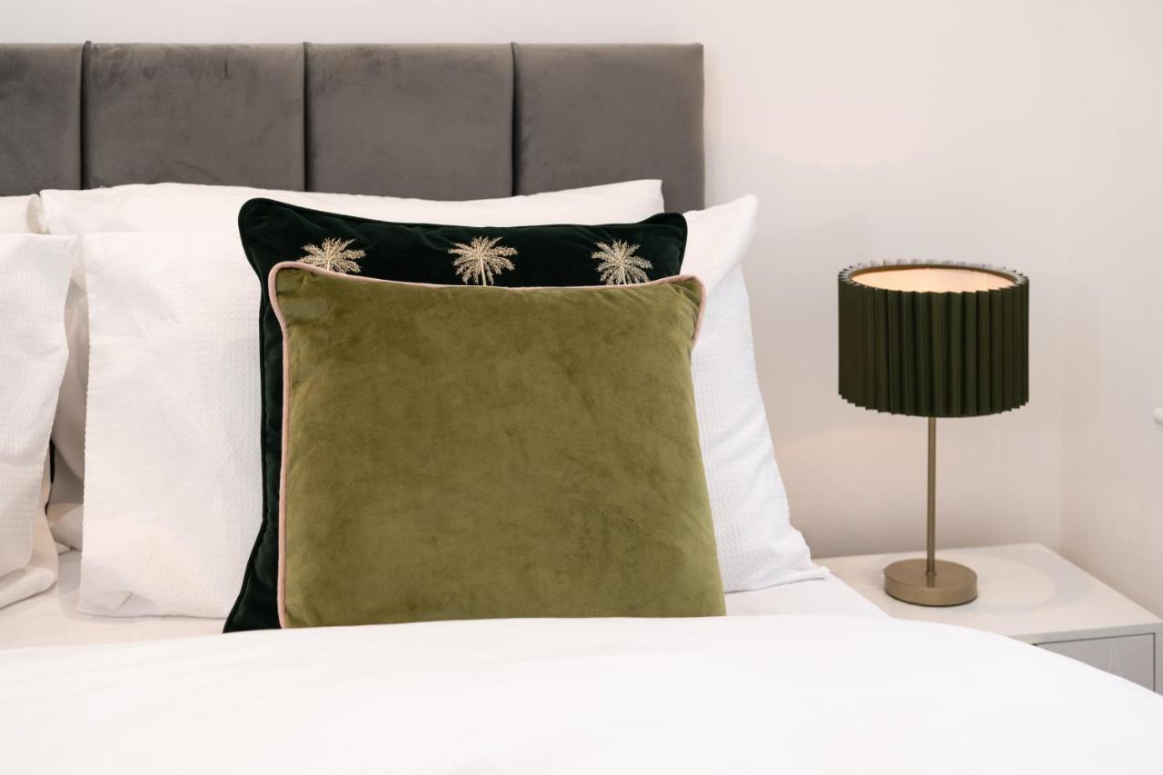 Fantastic New, London Apartment 3 Bed 1 Bath & Parking Whetstone 외부 사진