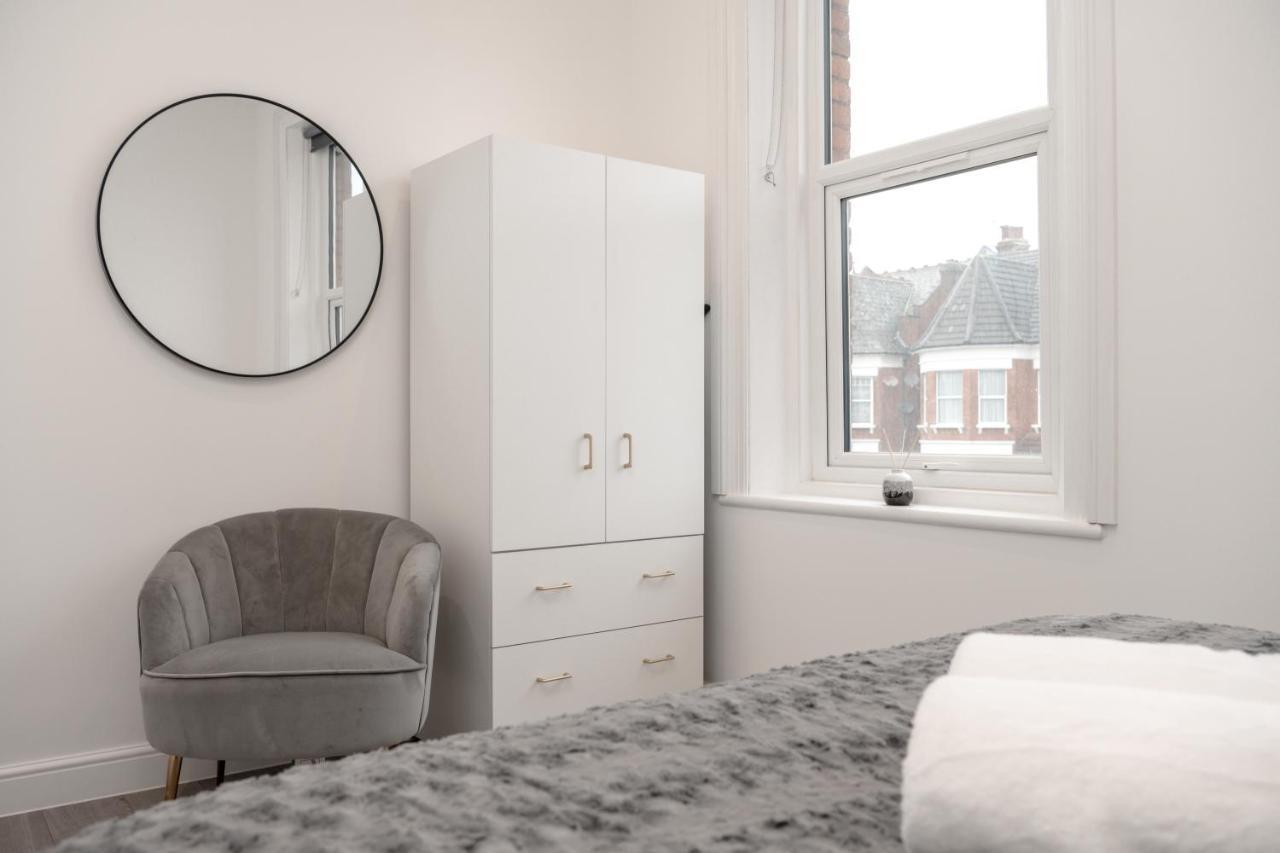 Fantastic New, London Apartment 3 Bed 1 Bath & Parking Whetstone 외부 사진