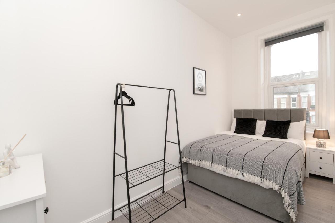 Fantastic New, London Apartment 3 Bed 1 Bath & Parking Whetstone 외부 사진