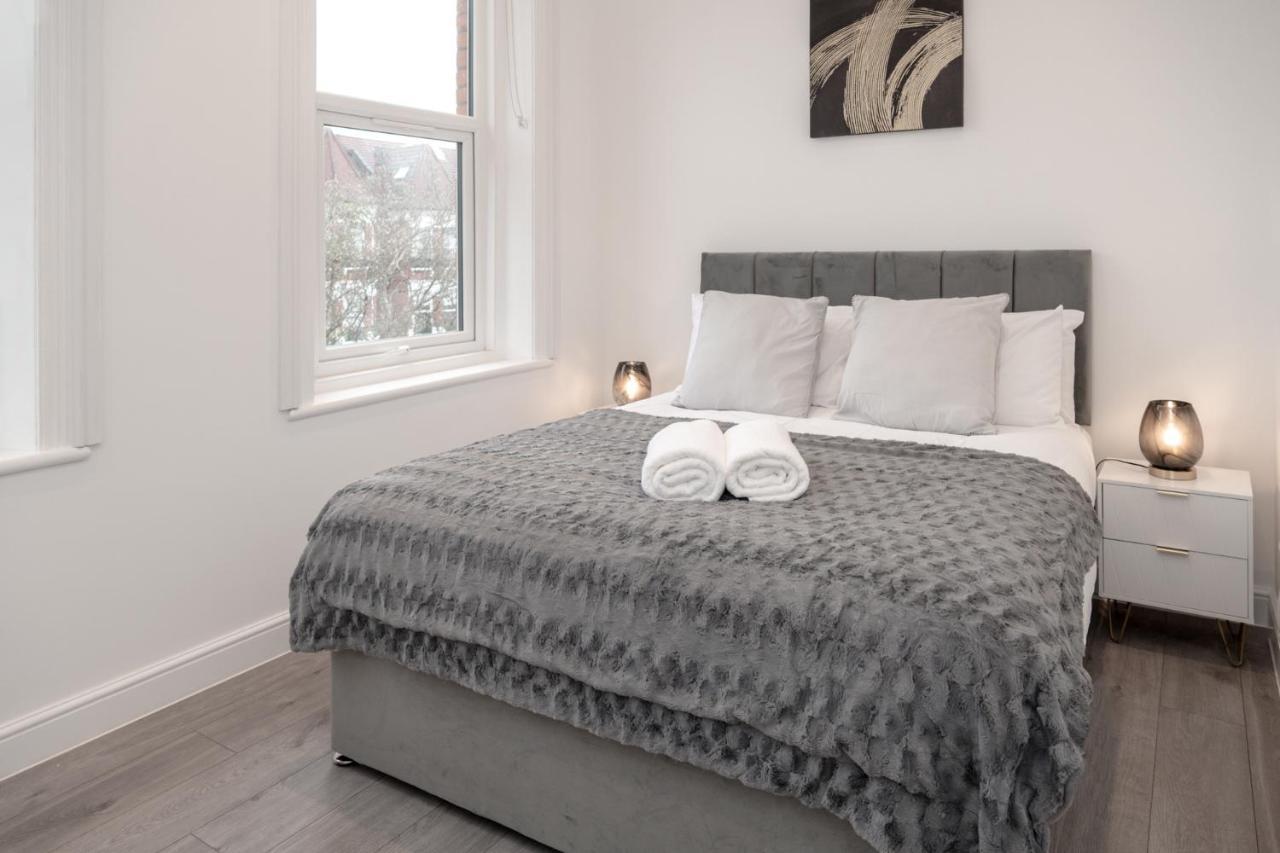 Fantastic New, London Apartment 3 Bed 1 Bath & Parking Whetstone 외부 사진