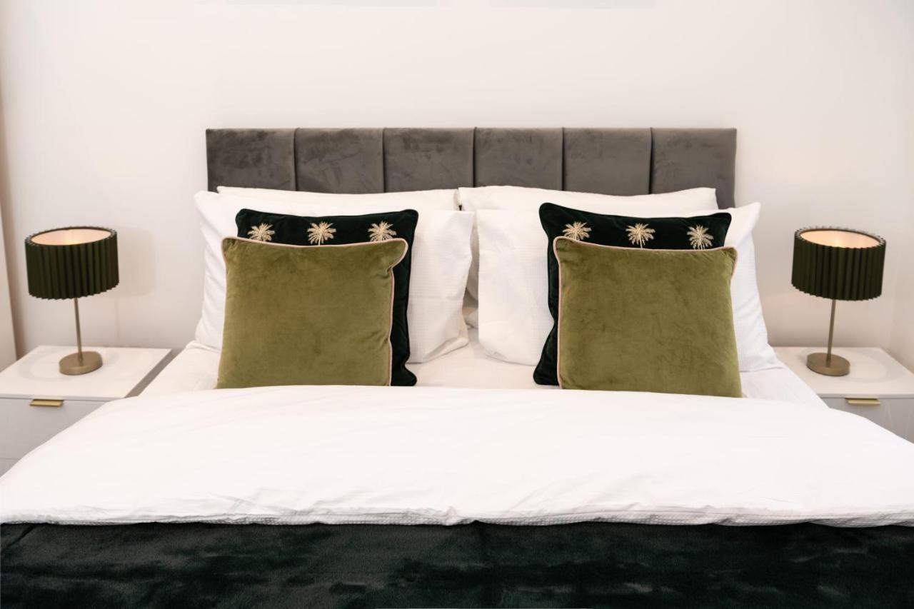 Fantastic New, London Apartment 3 Bed 1 Bath & Parking Whetstone 외부 사진