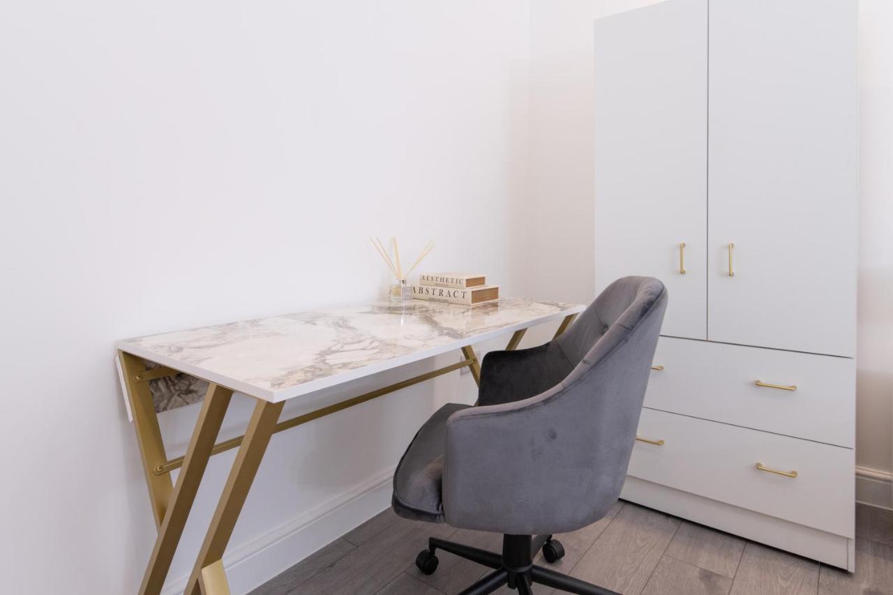 Fantastic New, London Apartment 3 Bed 1 Bath & Parking Whetstone 외부 사진