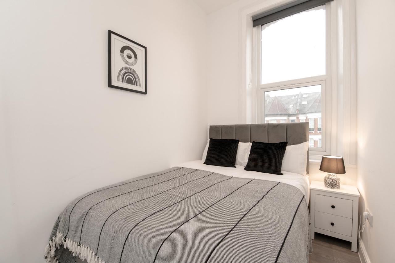 Fantastic New, London Apartment 3 Bed 1 Bath & Parking Whetstone 외부 사진